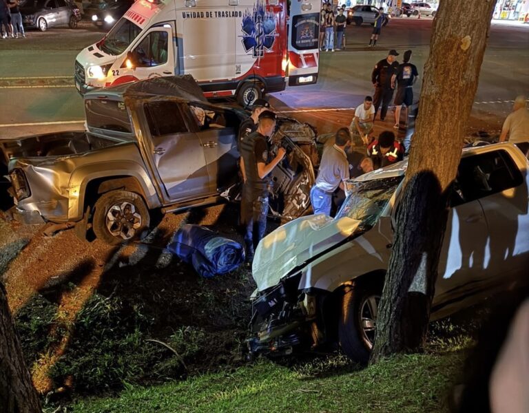 Dos muertos y cinco heridos tras un choque entre camionetas en San Vicente: uno de los conductores tenía 14 años