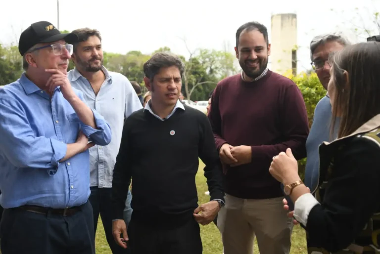 Kicillof recorrió la Escuela de Innovación y Biofábrica junto a Passalacqua en Misiones