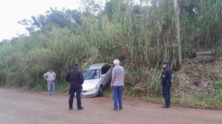 Puerto Rico: un hombre de 74 años despistó tras quedarse sin frenos y resultó ileso