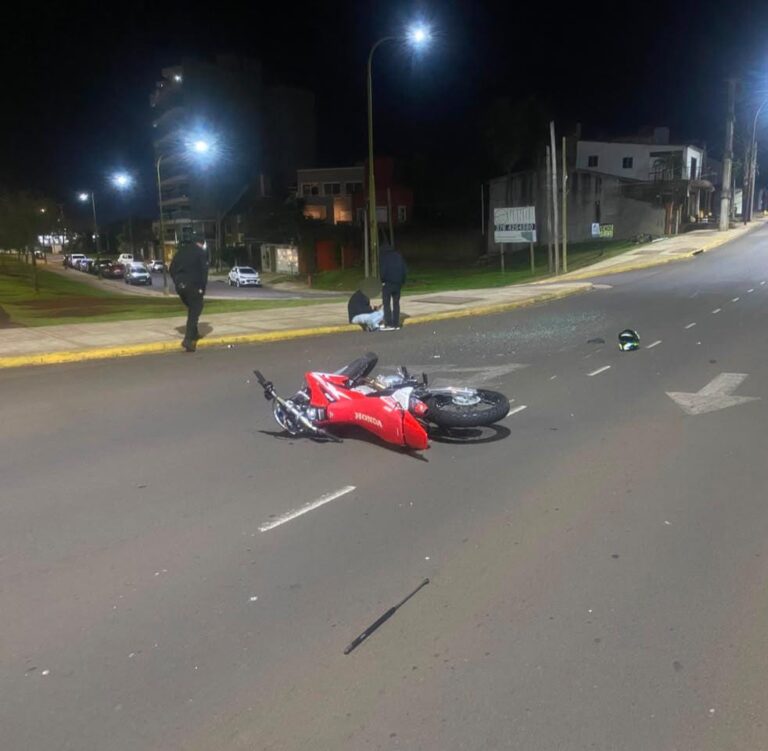 Un motociclista resultó lesionado tras despistar y chocar contra un auto en Posadas