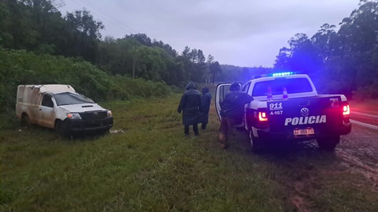 Garuhapé: una camioneta despistó sobre la Ruta 12, dio varios vuelcos y el conductor salió ileso
