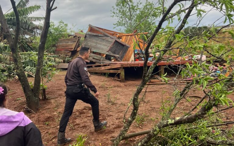 Un agricultor murió y al menos cinco viviendas sufrieron voladuras de techos durante un fuerte temporal