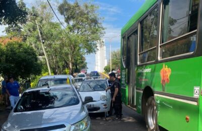 Posadas: chocó contra un colectivo de la línea 27 y otros dos autos estacionados resultaron dañados