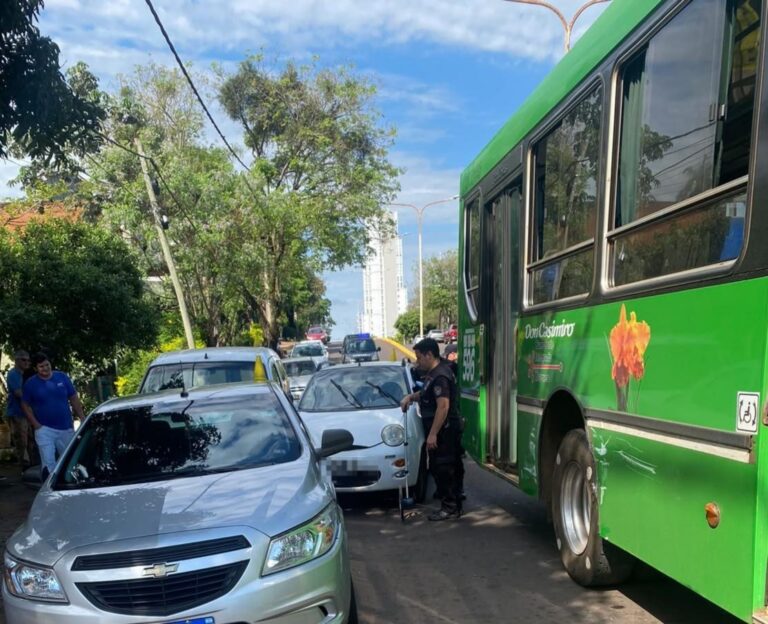 Posadas: chocó contra un colectivo de la línea 27 y otros dos autos estacionados resultaron dañados