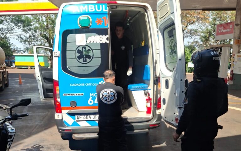 Hallaron a una adolescente en el baño de una estación de servicio de Eldorado y fue trasladada al SAMIC
