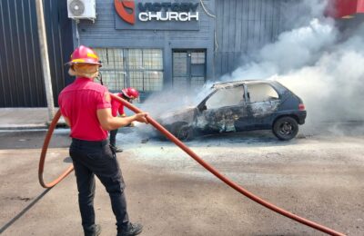 Un auto se prendió fuego en plena avenida en Posadas y sus ocupantes lograron salir