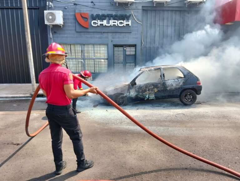 Un auto se prendió fuego en plena avenida en Posadas y sus ocupantes lograron salir