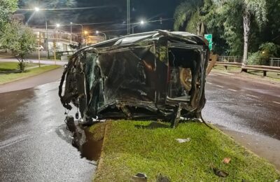 Dos hombres salieron despedidos de un auto tras impactar contra un guardarraíl en Oberá