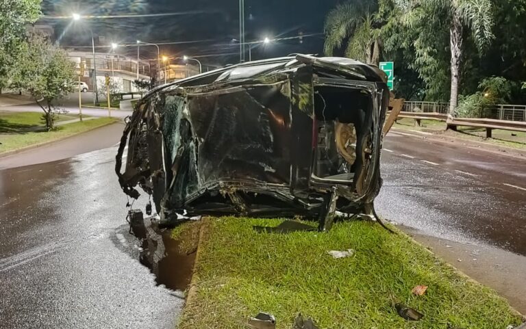 Dos hombres salieron despedidos de un auto tras impactar contra un guardarraíl en Oberá