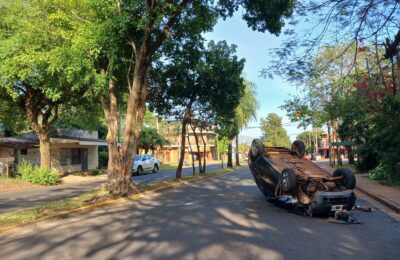 Perdió el control, despistó, volcó sobre la avenida Martín Fierro en Posadas y salió ileso