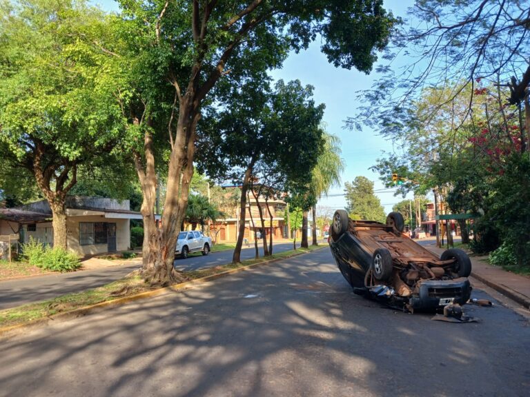 Perdió el control, despistó, volcó sobre la avenida Martín Fierro en Posadas y salió ileso