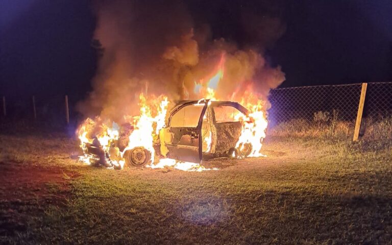 Escuchó una explosión y al salir encontró su auto envuelto en llamas en Campo Viera