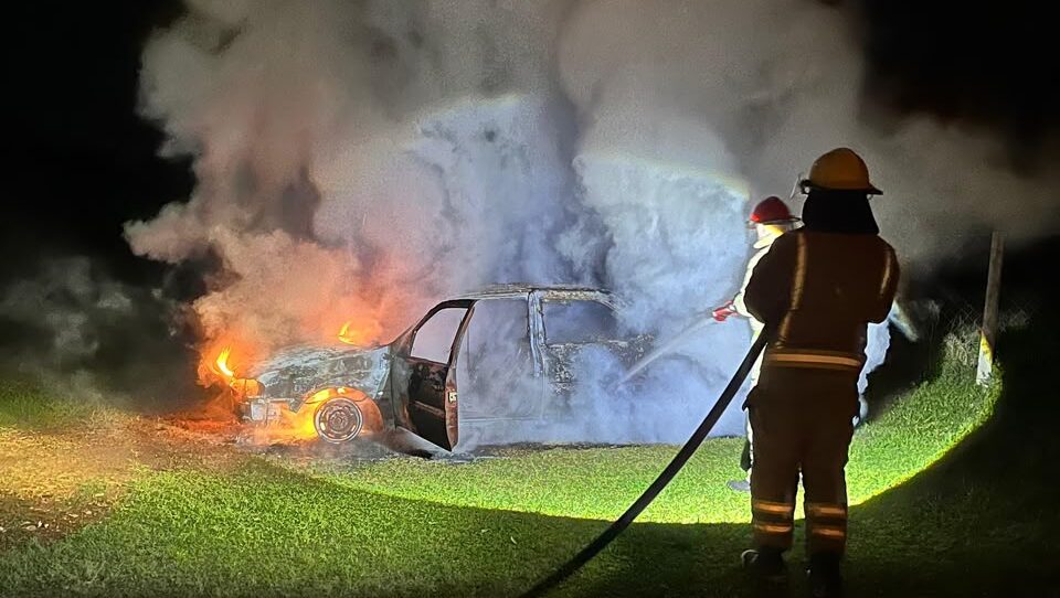 Escuchó una explosión y al salir encontró su auto envuelto en llamas en Campo Viera