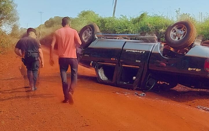 Hallaron una camioneta volcada y abandonada en una zona rural de Apóstoles