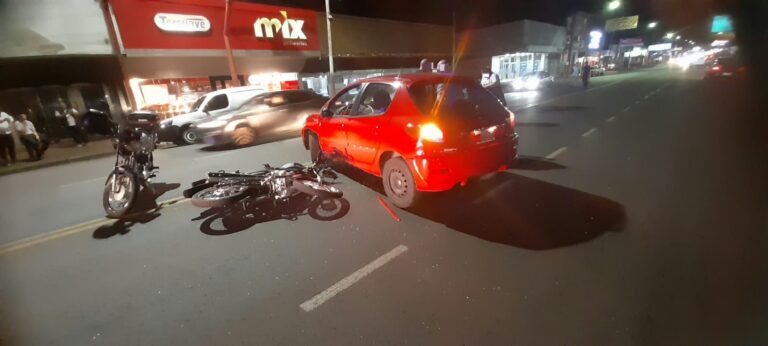 Una giro en U sobre la Av. Uruguay terminó en un choque entre un auto y una moto en Posadas