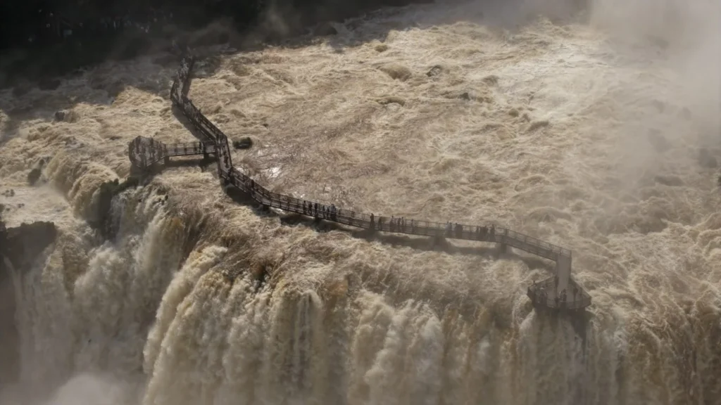 Cataratas: cerraron la pasarela del lado brasileño por una crecida siete veces superior al caudal normal