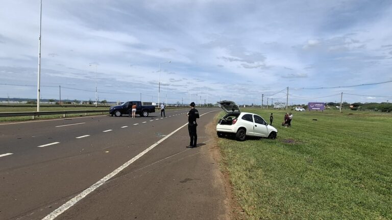 Choque entre una Volkswagen Amarok y un Chevrolet Celta en el Acceso Sur de Posadas dejó a una mujer lesionada