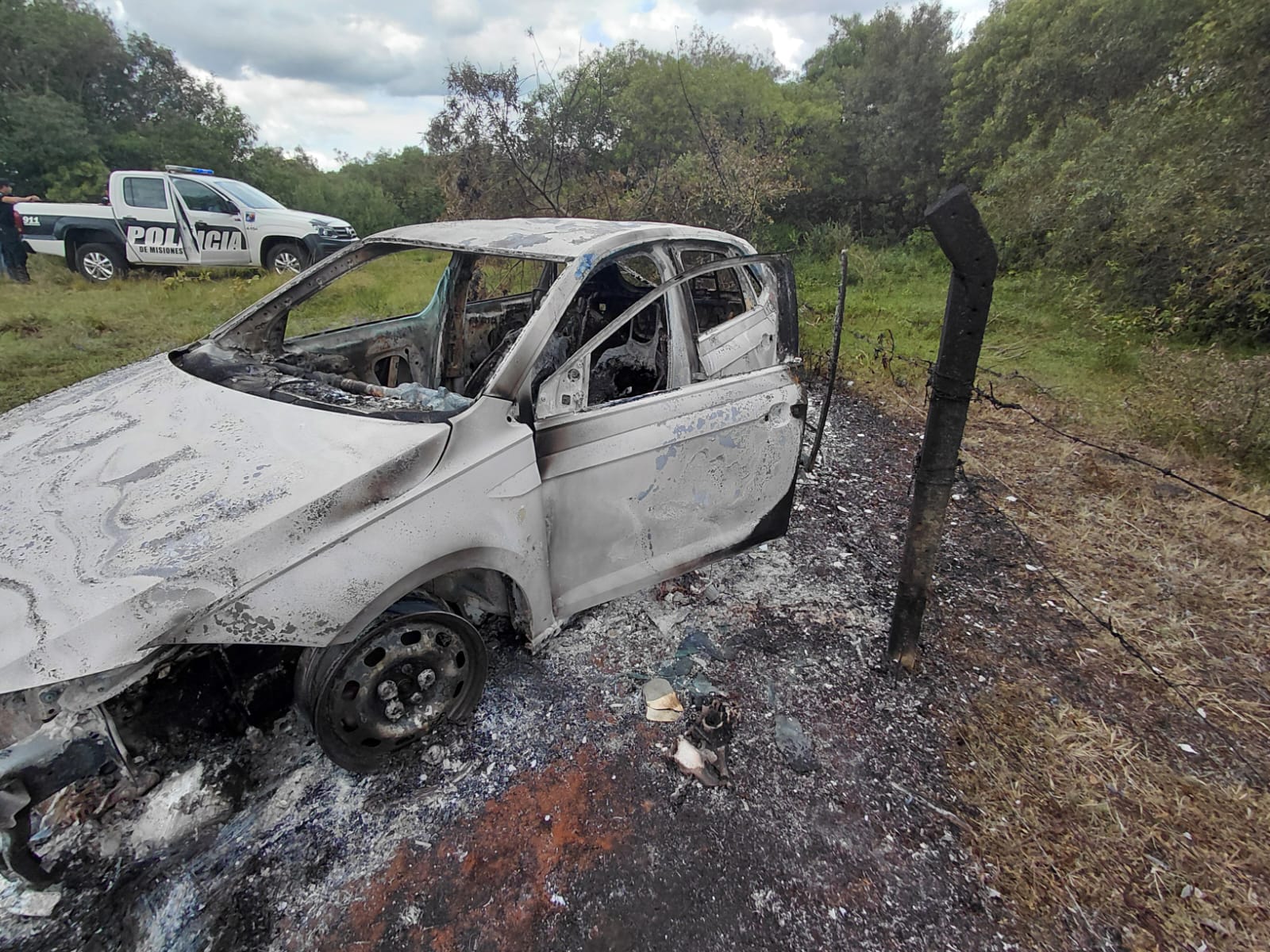 Posadas: hallaron un cuerpo calcinado dentro de un auto incendiado cerca del aeropuerto