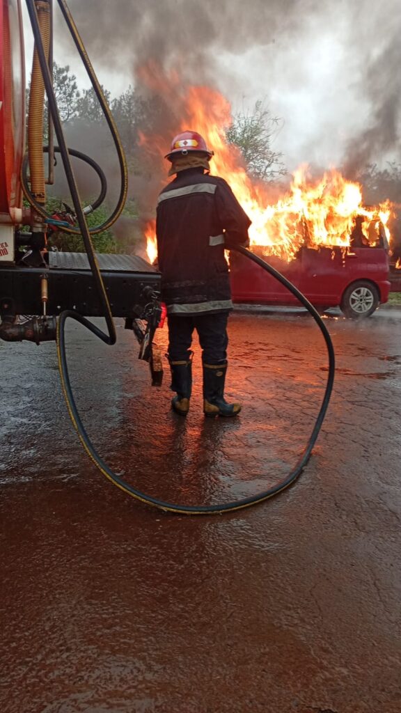 Un auto con patente paraguaya se incendió en Posadas y quedó completamente destruido