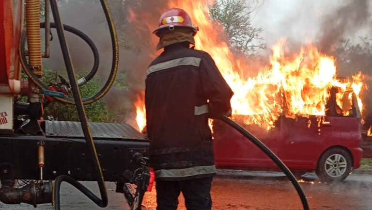 Un auto con patente paraguaya se incendió en Posadas y quedó completamente destruido