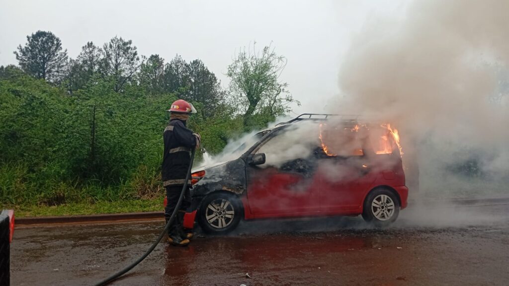 Un auto con patente paraguaya se incendió en Posadas y quedó completamente destruido