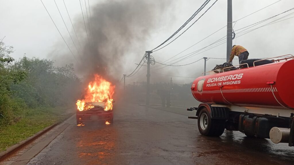 Un auto con patente paraguaya se incendió en Posadas y quedó completamente destruido
