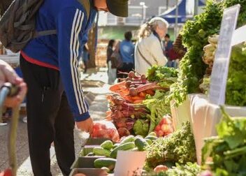 Más de 20 familias productoras venderán alimentos y artesanías este miércoles en la plaza San Martín