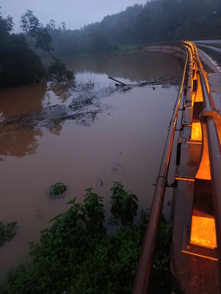 Crecidas en Misiones: tres pasos fronterizos habilitados, uno cerrado y dos cortes sobre la Ruta Nacional 12