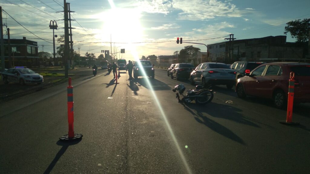 Choque entre dos motos en Av. Quaranta y Av. Tomás Guido de Posadas dejó a un hombre herido