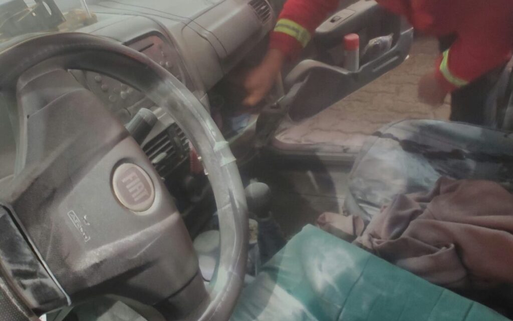 Un auto comenzó a incendiarse en pleno centro de Posadas y su conductor logró controlar las llamas con un matafuego