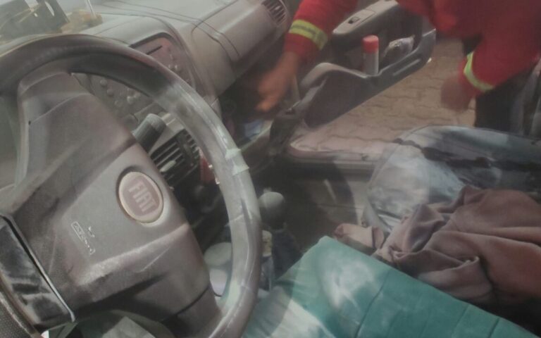 Un auto comenzó a incendiarse en pleno centro de Posadas y su conductor logró controlar las llamas con un matafuego