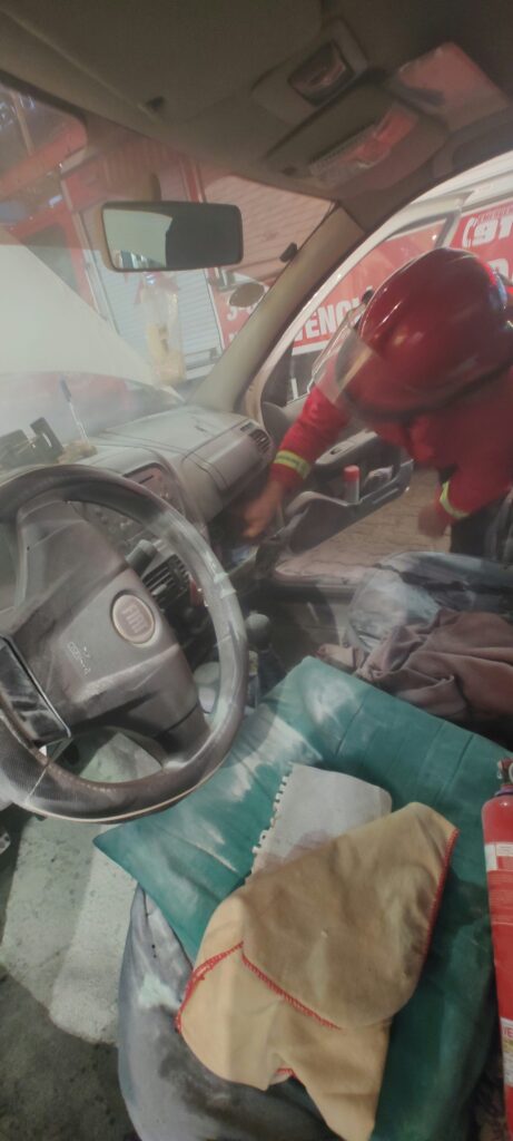 Un auto comenzó a incendiarse en pleno centro de Posadas y su conductor logró controlar las llamas con un matafuego