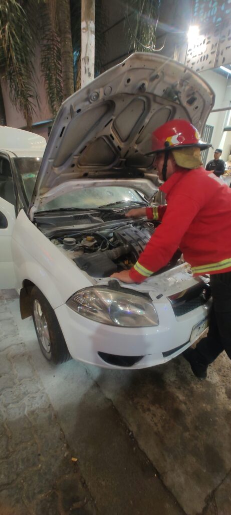 Un auto comenzó a incendiarse en pleno centro de Posadas y su conductor logró controlar las llamas con un matafuego