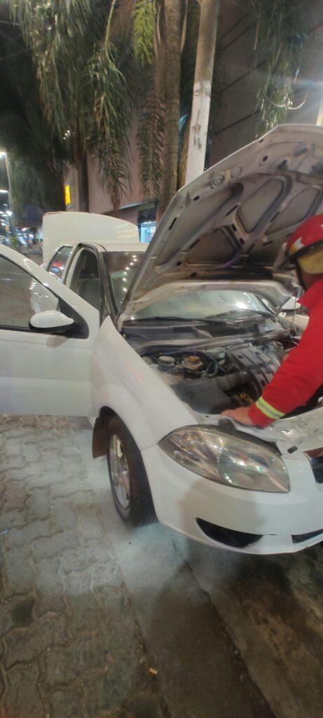 Un auto comenzó a incendiarse en pleno centro de Posadas y su conductor logró controlar las llamas con un matafuego