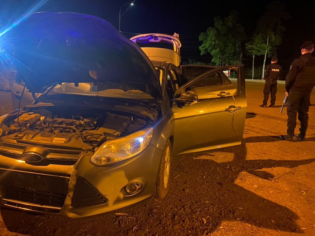 Protagonizó un siniestro en Pozo Azul, huyó y abandonó el auto: tenía pedido de secuestro por robo en Buenos Aires