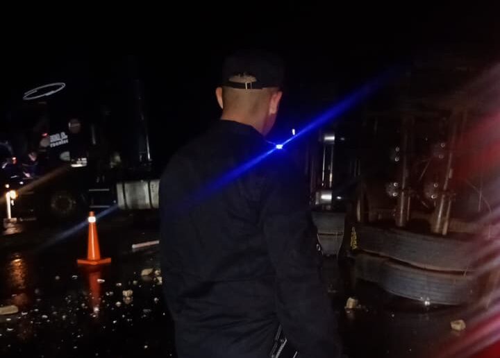 Un camión paraguayo cargado con perfumes volcó su acoplado sobre la Ruta 105 en Fachinal