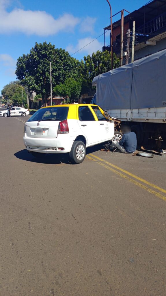 Un taxi chocó contra un camión estacionado en Posadas y no hubo heridos
