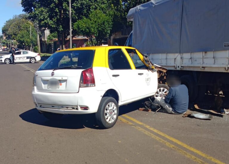 Un taxi chocó contra un camión estacionado en Posadas y no hubo heridos