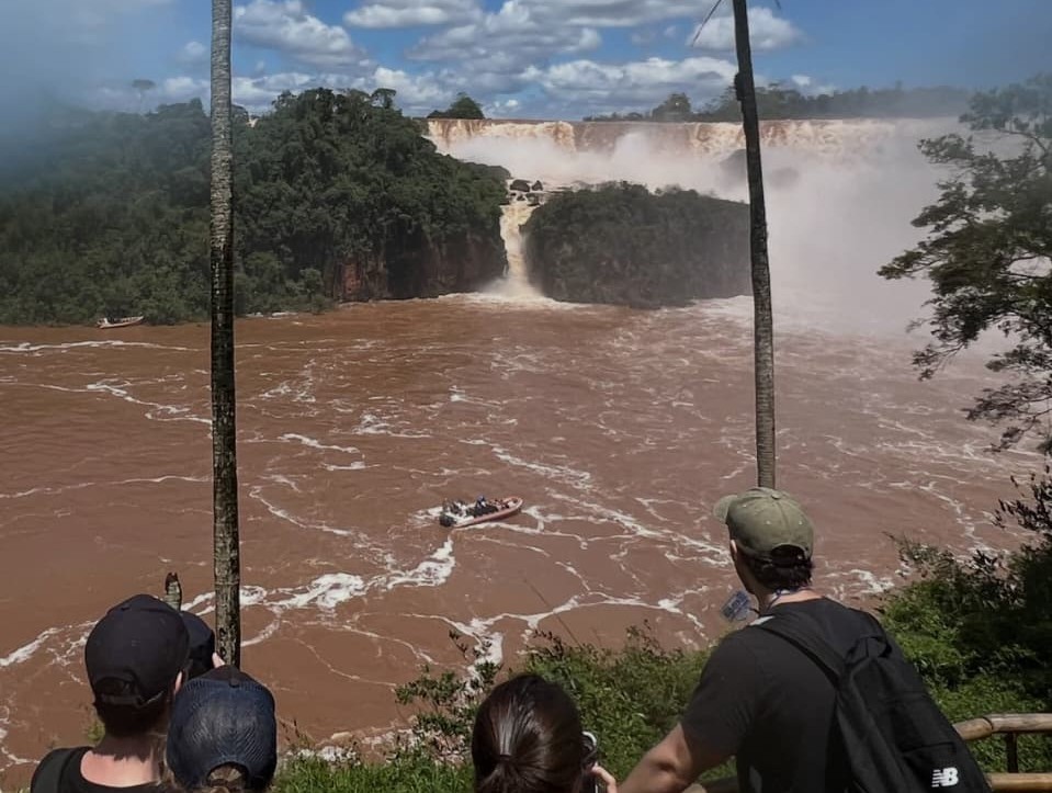 Cataratas del Iguazú presenta un caudal extraordinario y mantiene cuatro recorridos habilitados