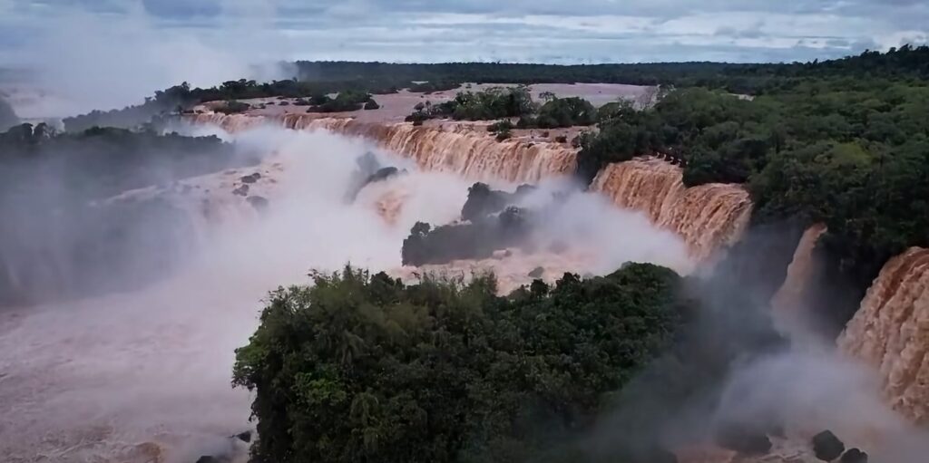 Cataratas reabrió sus circuitos tras la crecida y controlan el río Iguazú cada hora