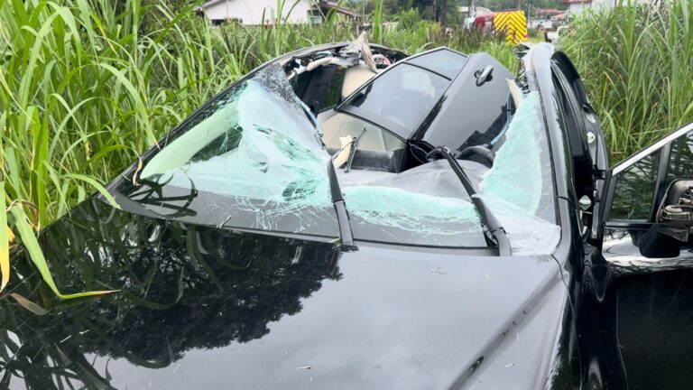 Impactante accidente en Brasil: una piedra de 50 kilos cayó sobre un auto en movimiento
